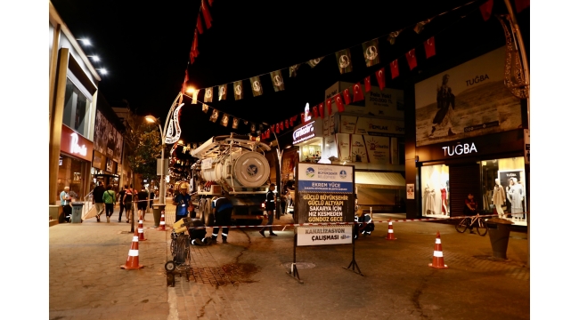 Büyükşehir'den Gece Mesaisi: Çark Caddesi’nde Hummalı Çalışma