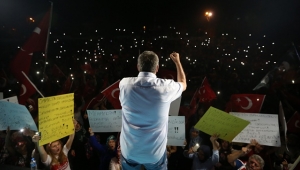 Binlerce Kaynarcalı Demokrasi Nöbetinde