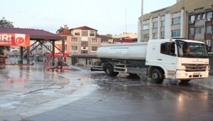 Meydan Her Sabah Köpüklü Suyla Yıkanıyor