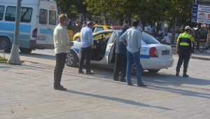 IŞIĞI BEKLEMEYİNCE MİNİBÜS ÇARPTI!