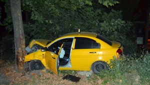 Virajı Alamayan Ticari Taksi Yol Kenarındaki Ağaca Çarptı
