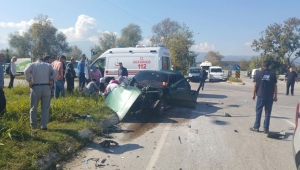 Akyazı'da Otomobille Kamyon Çarpıştı: 3 Yaralı