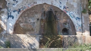 150 Yıllık Tarihi Çeşme Yosun Bağladı