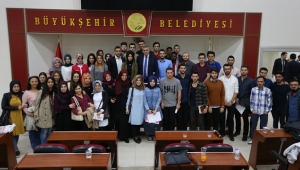 Halka En Yakın Hizmet Alanı Siyasettir
