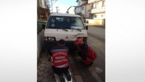 Minibüsün Motoruna Sıkışan Kedi Kurtarıldı