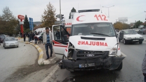 Ambulansla Otomobil Çarpıştı: 6 Yaralı