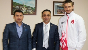 Bronz Adama İl Müdüründen Ödüllü Kutlama