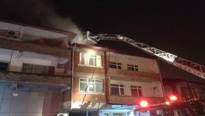 Çatı Yangını İtfaiye Ekiplerince Söndürüldü