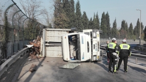 Devrilen Kamyon TEM Bağlantı Yolunu Trafiğe Kapattı