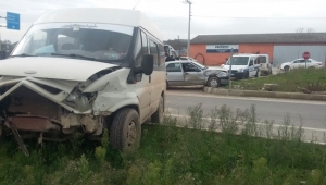Karasu Kavşağında Kaza: 2 Yaralı