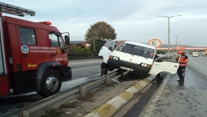 Sakarya'da Otomobil İle Minibüs Çarpıştı: 1 Yaralı