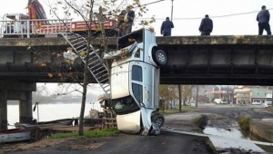 Sakarya'da Otomobil Köprüden Uçtu: 1 Yaralı