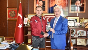 Sanatçı Akif Yener, İspiroğlu’nu Ziyaret Etti
