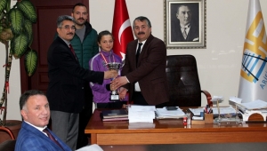 Arifiye'nin Hentbol Yıldızlarından Başkana Ziyaret