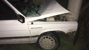 Direksiyon Hakimiyetini Kaybeden Sürücü Elektrik Direğine Çarptı: 1 Yaralı