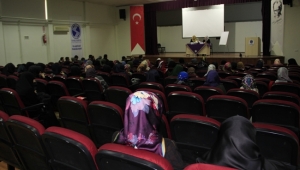İlahiyat Fakültesi’nde Arapça Konferans Düzenlendi