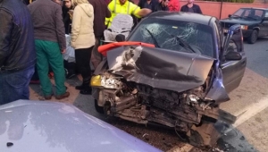Otomobiller Kafa Kafaya Çarpıştı: 3 Yaralı
