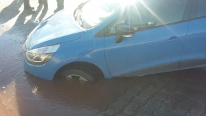 Park Halindeki Otomobil Yer Yarıldı İçine Girdi