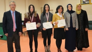 Bayan Öğrenciler Masa Başında