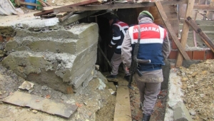 Evinin İçinde Define Aramak İçin 40 Metre Tünel Kazdı