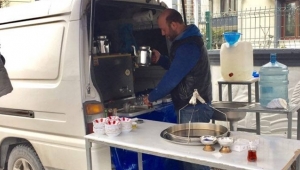 Minibüsünün Arkasını Seyyar Çay Ocağına Çevirdi