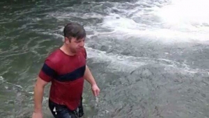 Dinç Kalmak İçin Şubat Ayında Buz Gibi Şelalede Yüzdü