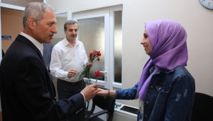 Başkan Dişli’den Bayan Personele Çiçek