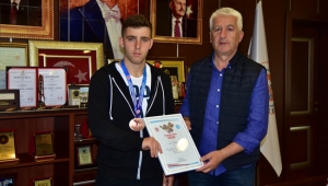 “Aykut Karakaya Sevincini Başkan İspiroğlu ile Paylaştı”