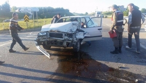 Kaynarca Otomobil İle Traktör Çarpıştı: 4 Yaralı