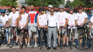 Bisikletçiler Demokrasi Meydanında