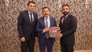 MÜSİAD 'Batı Medyasında 15 Temmuz' Kitabını Sakarya Protokolüne Taktim Etti