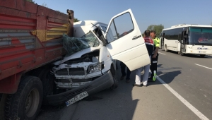 Ön Lastiği Fırladı Kamyona Çarptı! 4 Yaralı
