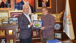 İspiroğlu'na Teşekkür Plaketi