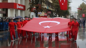 Cumhuriyetin 94. yıldönümü Sakarya'da yağmur altında kutlandı