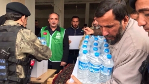 Adapazarı Belediyesi El-Bab'da 5 Bin Kişiye Erzak Dağıttı