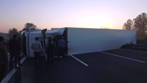 Sakarya’da Tır Devrildi Trafik Felç Oldu