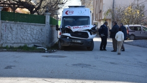 Hasta Almaya Giden Ambulans Kamyonetle Çarpıştı