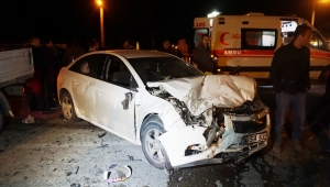 Kamyonet İle Otomobil Çarpıştı: 7 Yaralı
