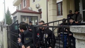 TRAFİK UYGULAMASI YAPAN SAHTE POLİSLER SUÇÜSTÜ YAKALANDI
