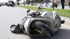AMBULANS MOTOSİKLETE ÇARPTI! MOTOSİKLET 30 METRE SÜRÜKLENDİ
