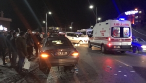 Motosiklet ile otomobil çarpıştı: 1 yaralı