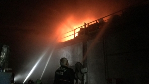 OSB’de Fabrika Yandı! 1 İtfaiye Eri Dumandan Etkilendi
