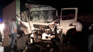 ÖNÜNDEKİ KAMYONA ÇARPTI! SÜRÜCÜ YARALANDI