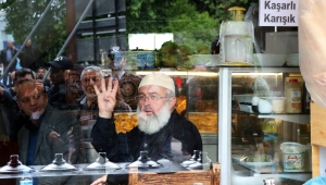 Sakarya’da Abdullah Gül’e ‘Rabia’lı Protesto