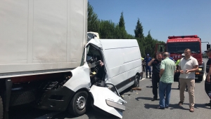 Panelvan Tır’a Arkadan Ok Gibi Saplandı! 2 Yaralı