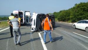 TEM Otoyolunda Midibüs Devrildi: 2 Yaralı