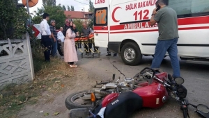 Motosiklet İle Otomobil Çarpıştı: 2 Yaralı