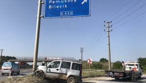Otomobil Yön Tabelasına Çarptı: 3 Yaralı