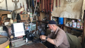 Gençlere Adeta Taş Çıkartıyor