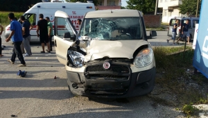 Panelvan Araç Motosiklet İle Çarpıştı: 1 Yaralı